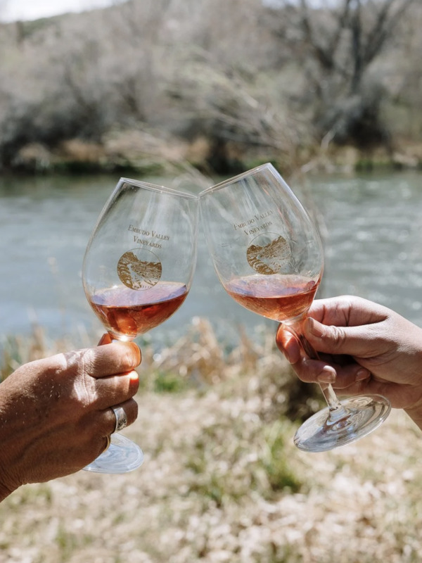 Two wine glasses coming together
