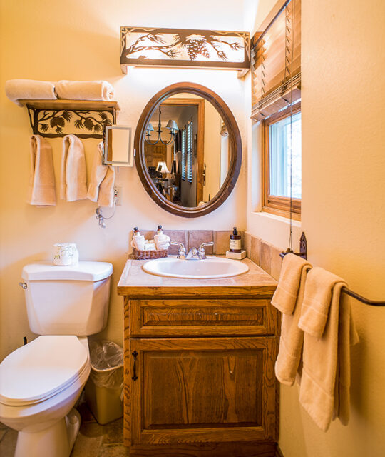 Nicely decorated vacation rental bathroom