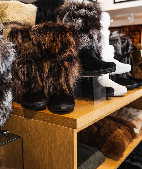 Display of womens fur Après ski snow boots