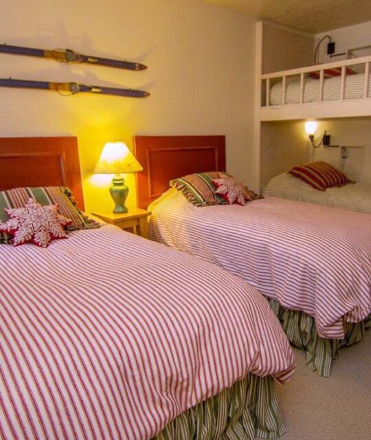 Kids bedroom with bunkbed with ski decor
