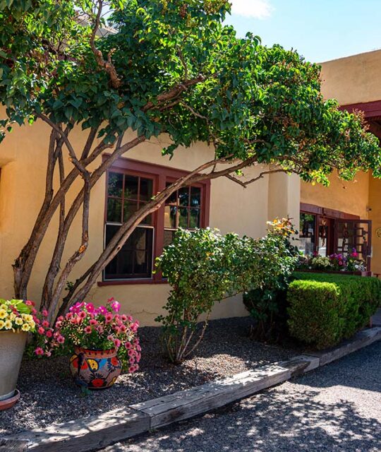 Entrance of the El Pueblo Lodge in the summer.